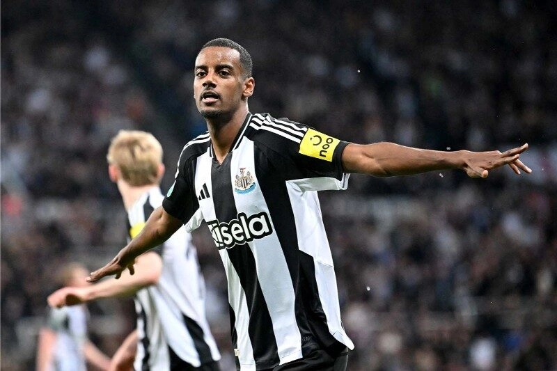 Newcastle không nhả Isak nếu chưa mua được người