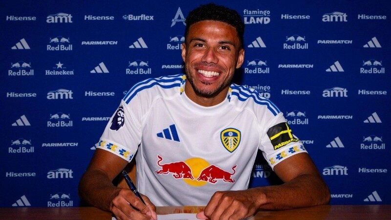 Leeds United đã chính thức công bố bản hợp đồng bom tấn với hậu vệ James Justin