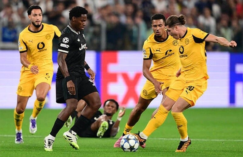 Dortmund đánh rơi chiến thắng trên sân khách