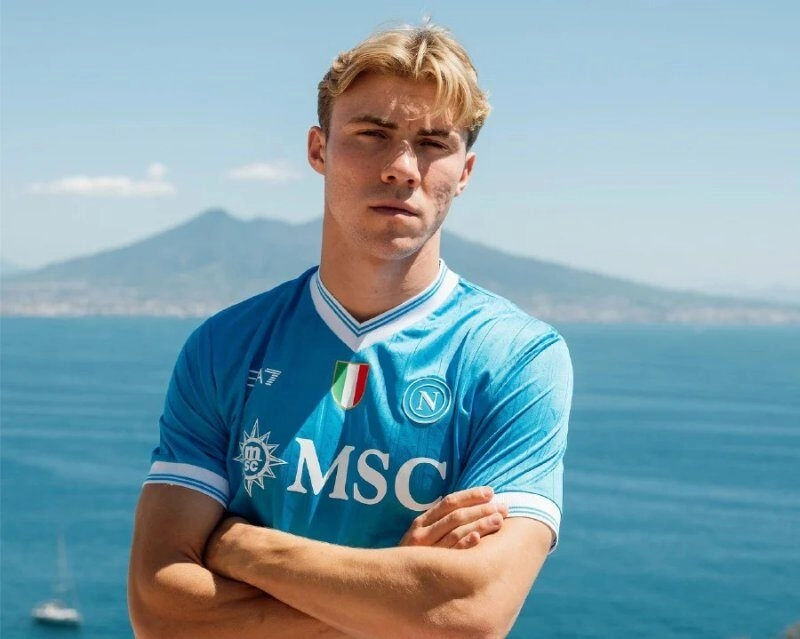 Hojlund chơi bóng tại Serie A