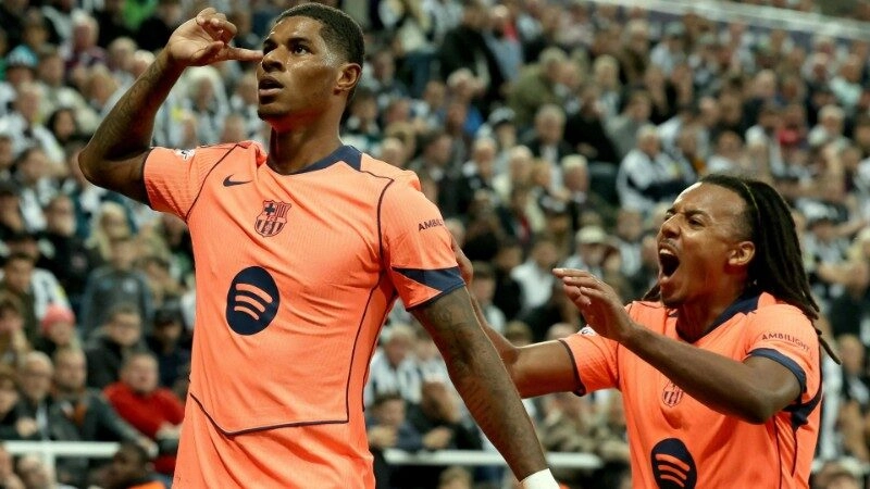 Rashford lập cú đúp cho Barca