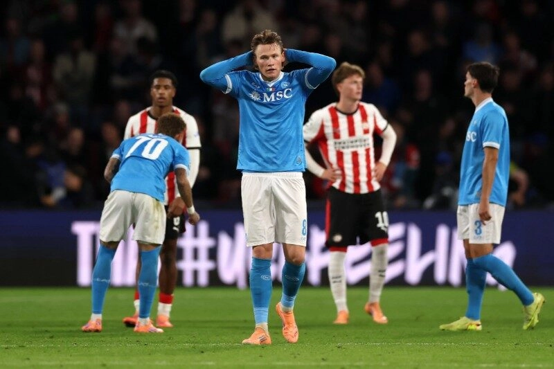 Napoli thảm bại trước PSV