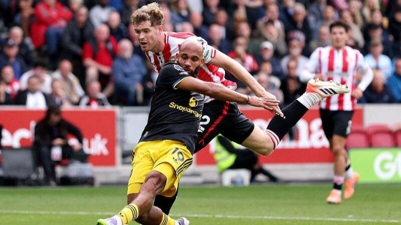 Trọng tài nhận sai trận MU thua Brentford