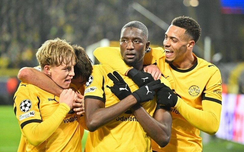 Dortmund thắng đậm trên sân nhà